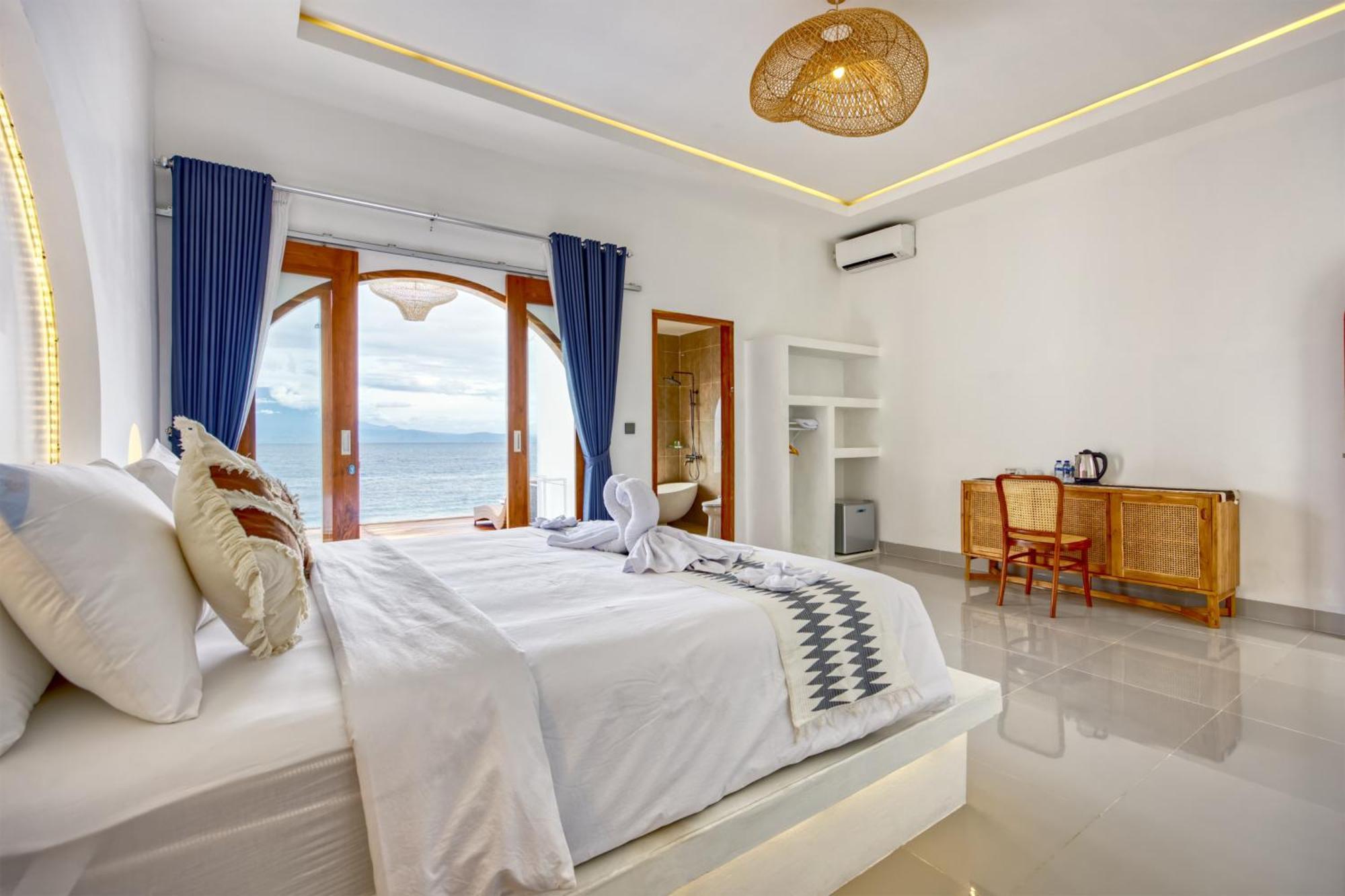 Moontana Beachfront Villa Batununggul